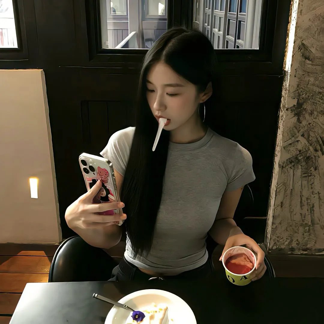 想踢沉迷男的女人